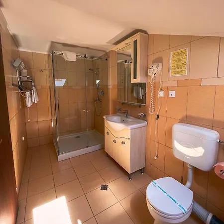 Delta Est & Restaurant فندق