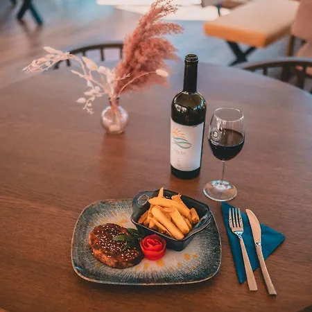 Delta Est & Restaurant 3* スリナ